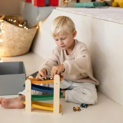 Rampe de course en bois avec 4 voitures