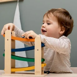 Rampe de course en bois avec 4 voitures