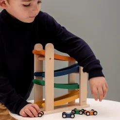 Rampe de course en bois avec 4 voitures