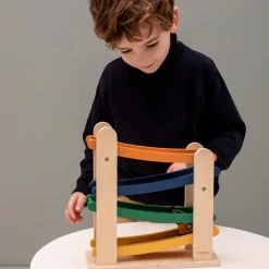 Rampe de course en bois avec 4 voitures