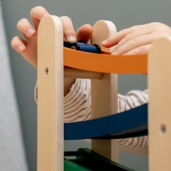 Rampe de course en bois avec 4 voitures