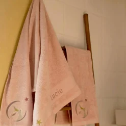 Serviette de bain rose lapin personnalisable (70 x 140 cm)