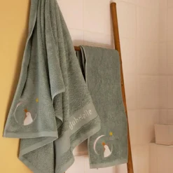 Serviette de bain vert d'eau pingouin personnalisable (70 x 140 cm)