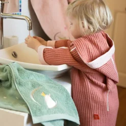 Serviette de bain vert d'eau pingouin personnalisable (70 x 140 cm)