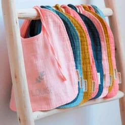 Set de naissance Bavoir et anneau de dentition Vert amande (personnalisable)