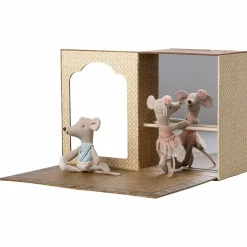 Studio de danse avec petite sœur et petit frère Souris