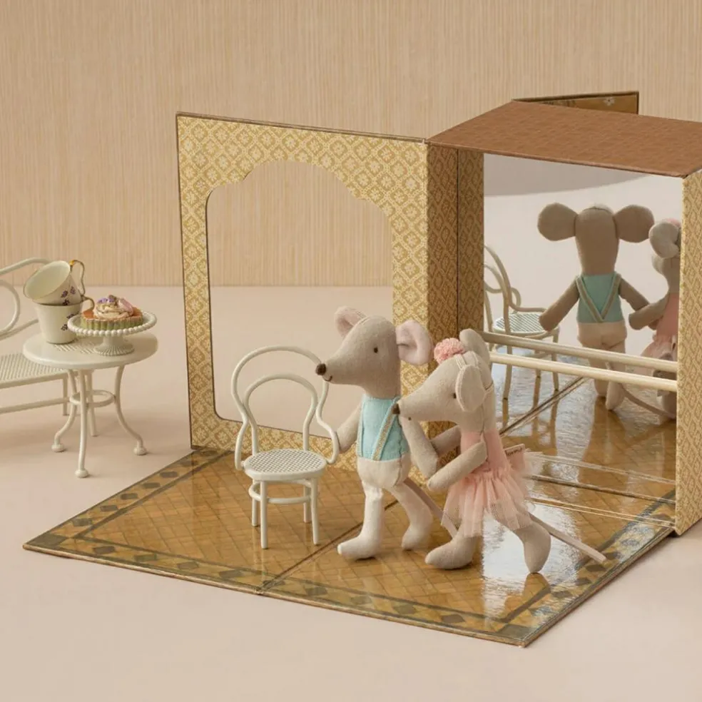 Studio de danse avec petite sœur et petit frère Souris
