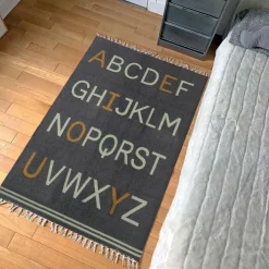Tapis Alphabet rectangulaire gris (100 x 140 cm)